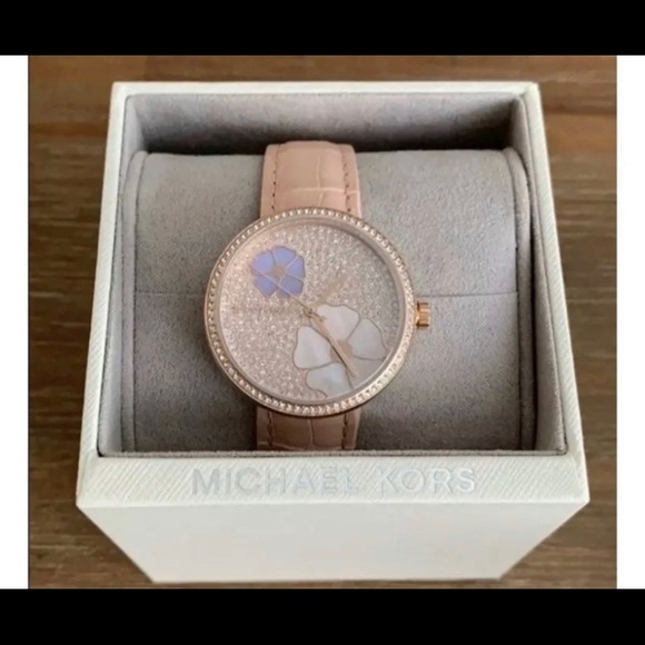 Michael Kors Pink Leather Watch - Picture 2 of 8